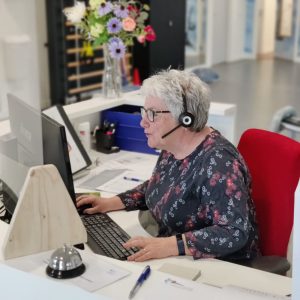 Rembrandt fysiotherapie & revalidatie - Gradie Visser Gradie Visser is aan het werk achter de computer bij Rembrandt fysiotherapie & revalidatie