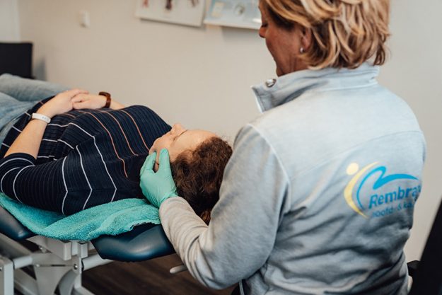 Vrouw heeft last van spanningshoofdpijn en wordt behandeld bij Rembrandt Fysiotherapie & Revalidatie