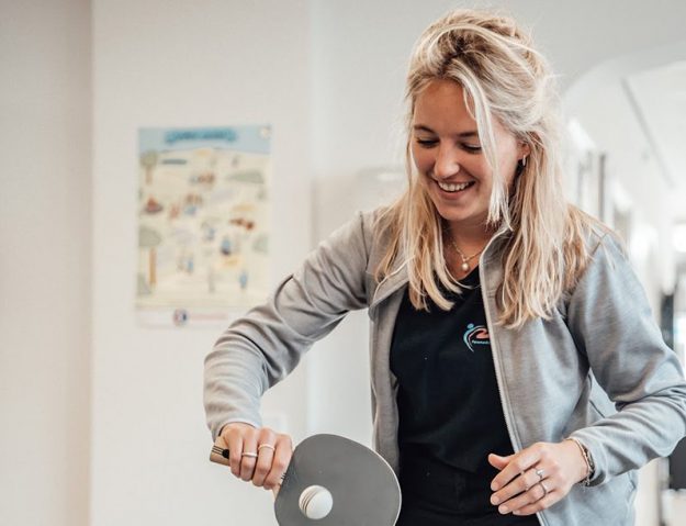 Fysiotherapeut doet na het stretchen een oefening