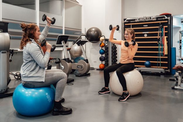 Meisje heeft hypermobiliteit en komt fysiotherapie volgen bij Rembrandt Fysiotherapie & Revalidatie