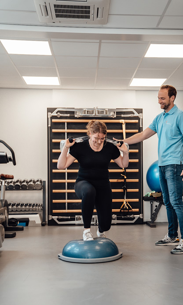 Suzan heeft last van rugklachten en krijgt ondersteuning van Fysiotherapeut Niels in zijn blauwe shirt