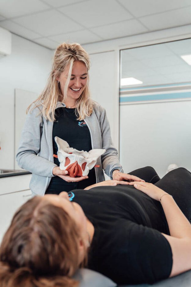 Fysiotherapeut behandelt vrouw met bekkenklachten die in de basisverzekering vallen zoals bekkenfysiotherapie