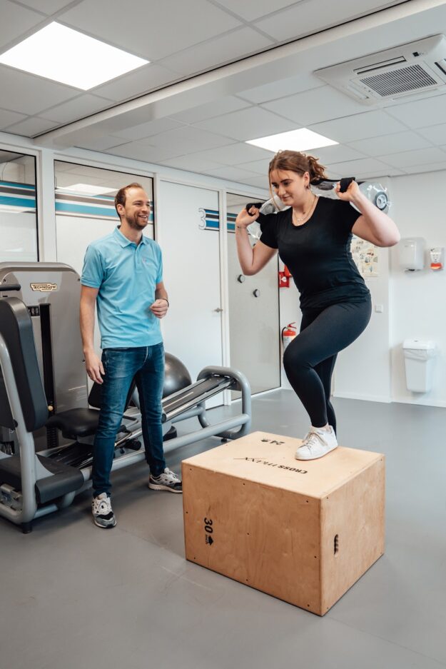 vrouw traint bij de fysio om blessures te voorkomen op wintersport sportfysiotherapie Rembrandt Fysiotherapie & Revalidatie Veenendaal Amerongen Duiven Rhenen Lienden