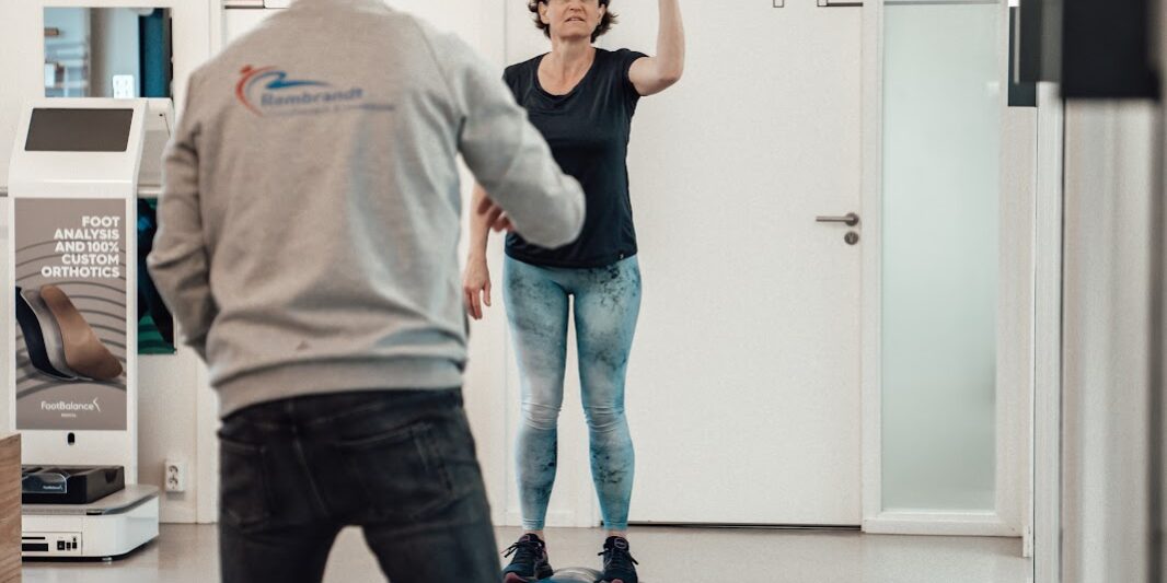 man en vrouw gooien de bal over dit is een goeie oefening tegen schouder klachten