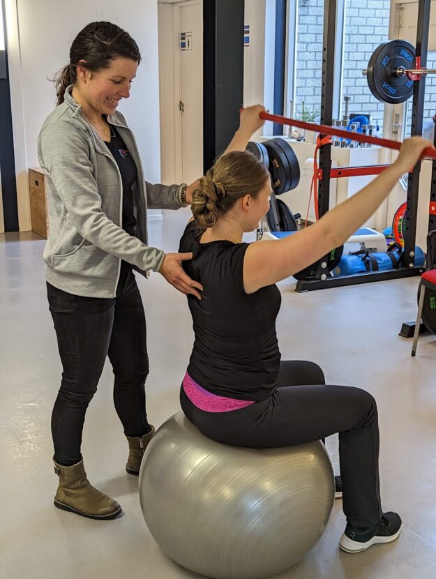 vrouw is aan het trainen op spierpijn door stress te voorkomen