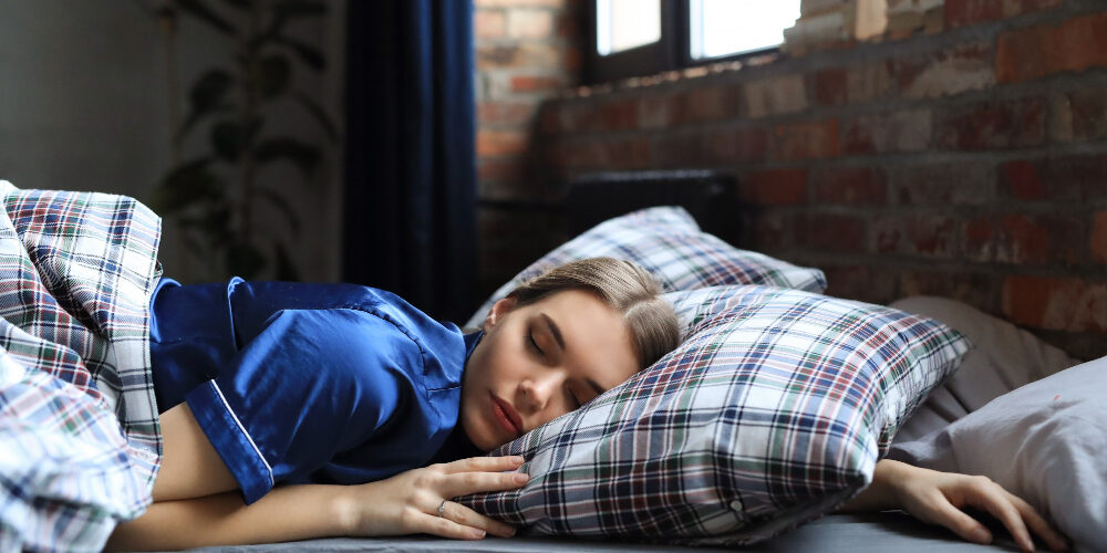 Vrouw ligt in bed te slapen en werkt aan haar balans