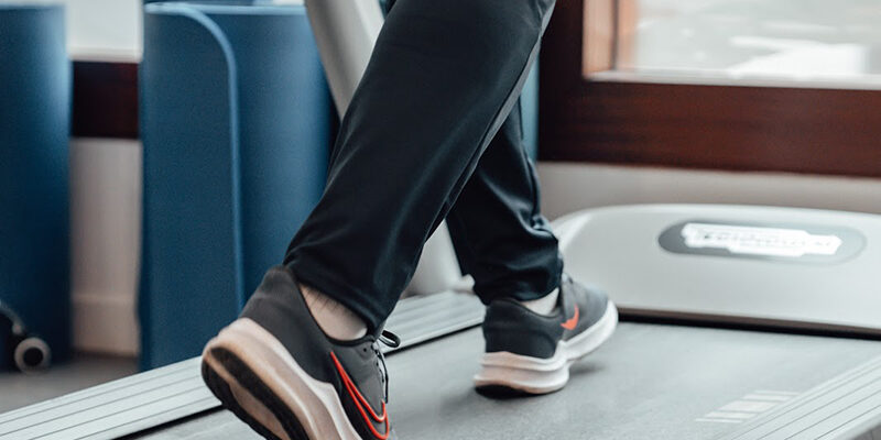 Rembrandt – scheenbeenklachten persoon loopt op de loopband om scheenbeenklachten te voorkomen