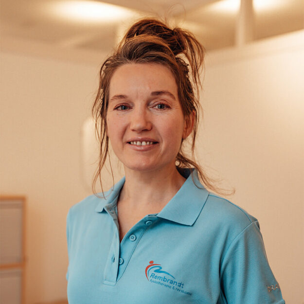 Profielfoto van Anja Hakkert-Lekkerkerker die naar de camera kijkt in een blauw shirt