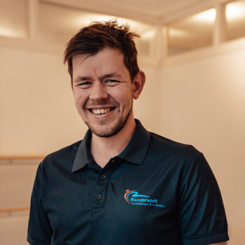 Profielfoto van Bart Zwaneveld met een zwart shirt aan en het logo van Rembrant