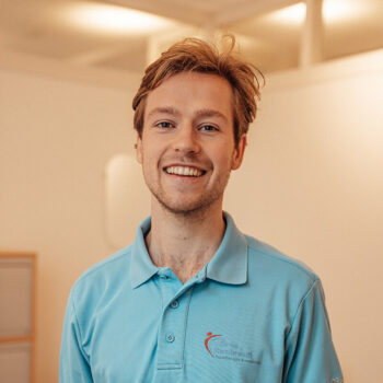 Profielfoto van Stijn Brinks die naar de camera kijkt en een blauw shirt aanheeft