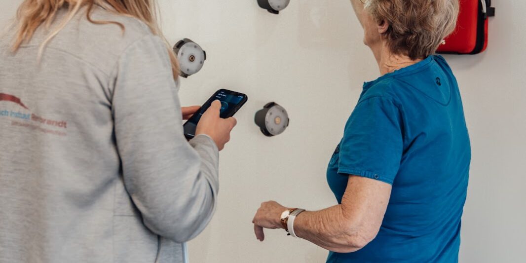 Vrouw met pensioen is bij de fysiotherapeut om fit te blijven.