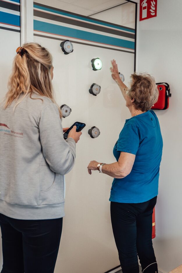 Vrouw met pensioen is bij de fysiotherapeut om fit te blijven.