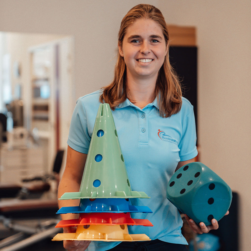 Kimberley 2 Kinderfysiotherapeut Kimberley Haverkort houdt tools in haar hand gebruikt bij kinderfysiotherapie