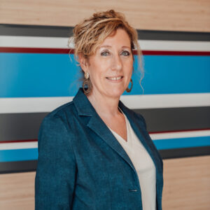 Nancy van Barneveld in een blauwe jas voor haar profielfoto