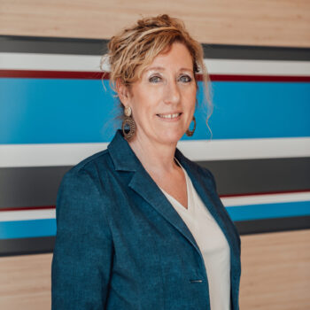 Nancy van Barneveld in een blauwe jas voor haar profielfoto