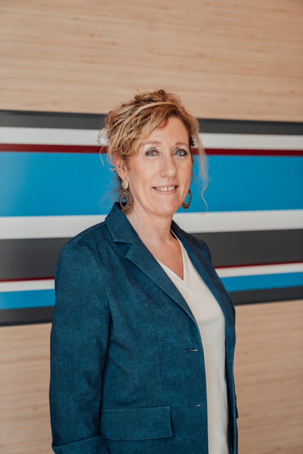 Nancy van Barneveld in een blauwe jas voor haar profielfoto