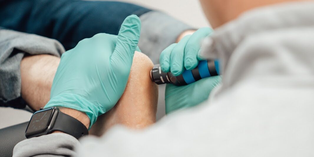 d9764993-8f06-440e-8855-5615fb9c4220 Patiënt krijgt shockwave therapie bij hielspoor