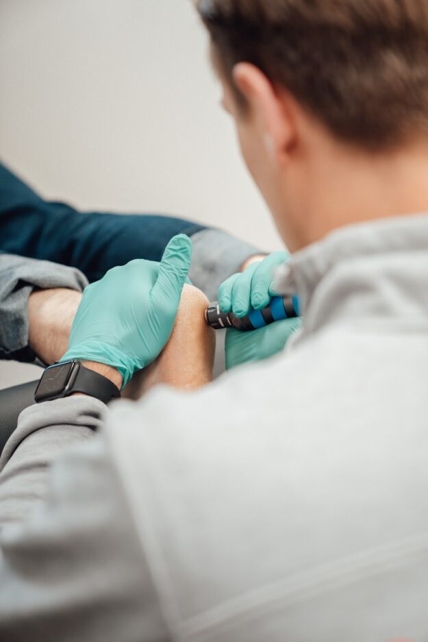 Patiënt krijgt shockwave therapie bij hielspoor