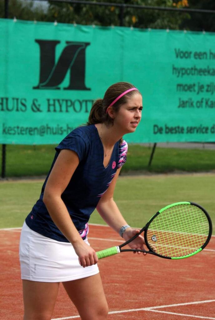mevrouw is aan het tennissen en wil een tennisarm voorkomen