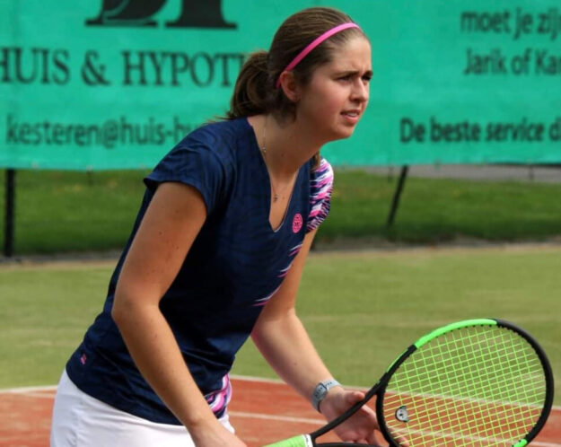 mevrouw is aan het tennissen en wil een tennisarm voorkomen