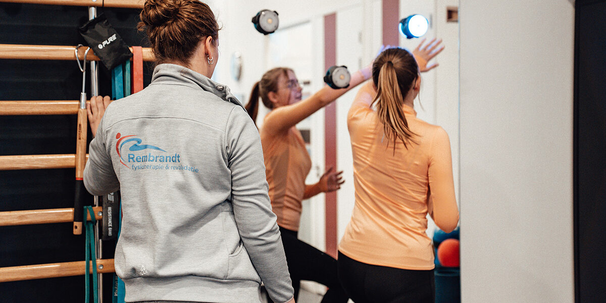 Blijf actief. Vrouw is oefeningen aan het doen.