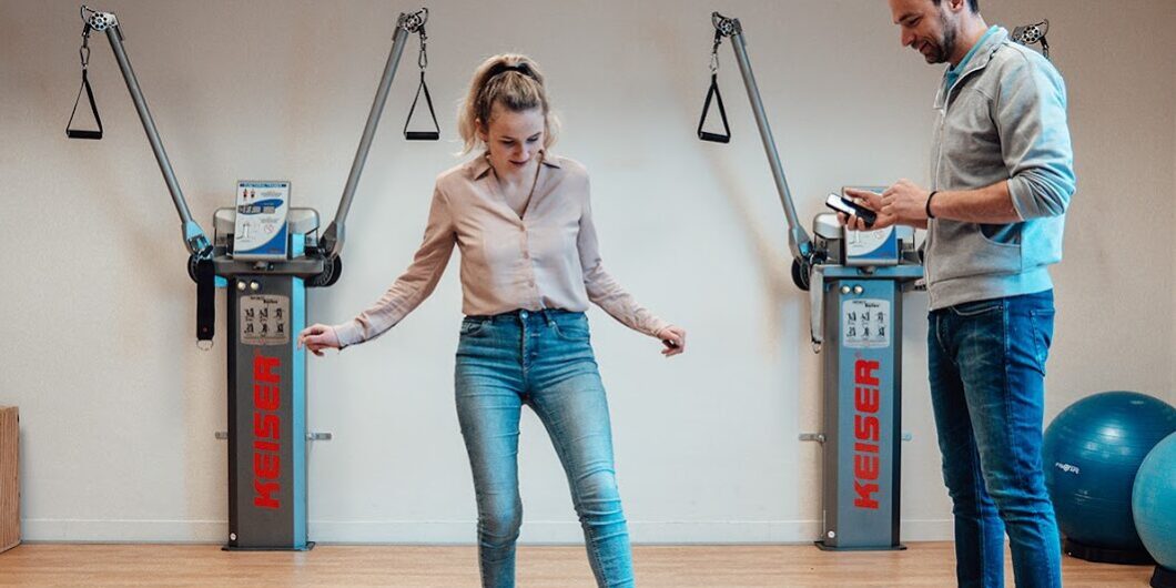 Mevrouw doet oefeningen. leeftijd invloed op blessures