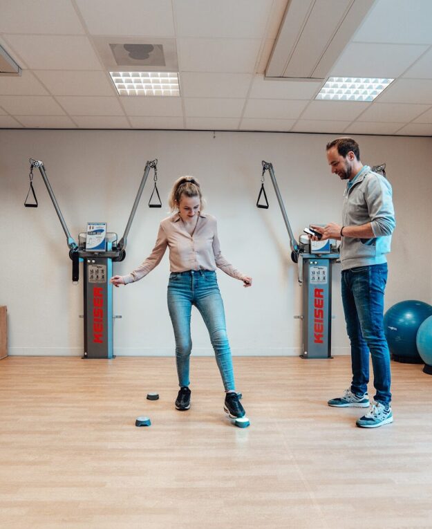 Mevrouw doet oefeningen. leeftijd invloed op blessures