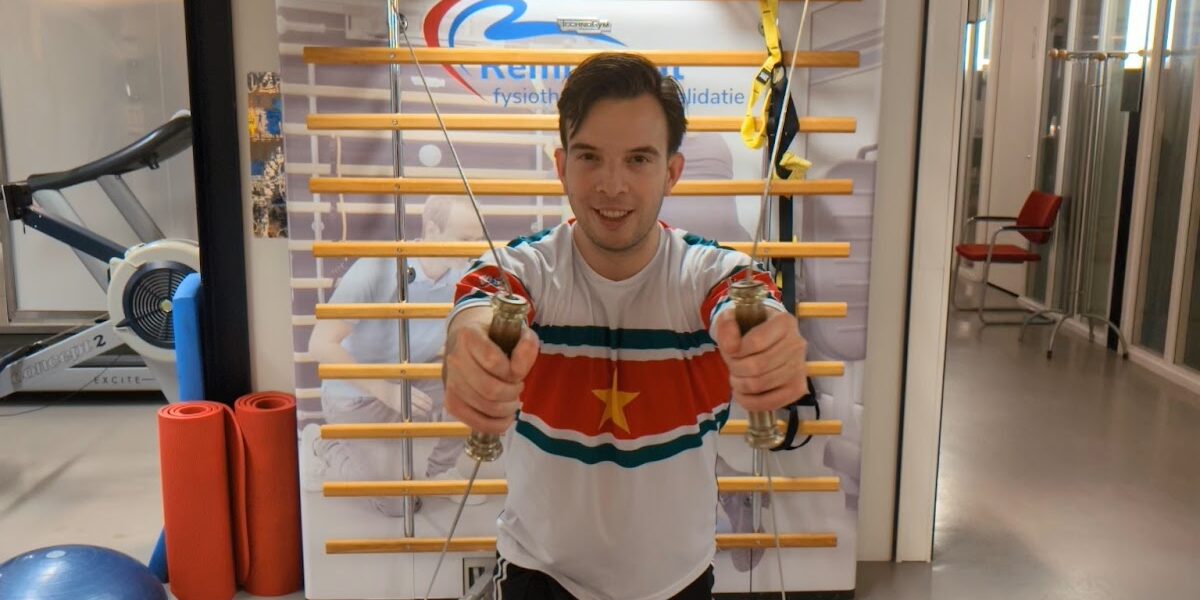 Een therapeut die intensief traint, met de nadruk op de gevaren van te veel sporten