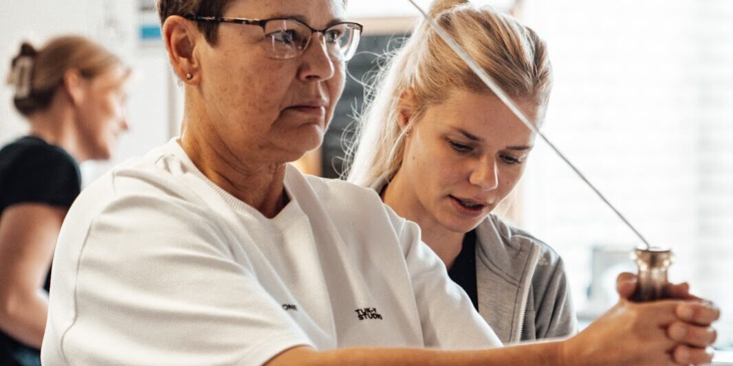 Vrouw met chronische pijn wordt behandeld door de therapeut