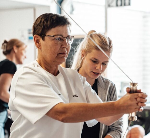 Vrouw met chronische pijn wordt behandeld door de therapeut