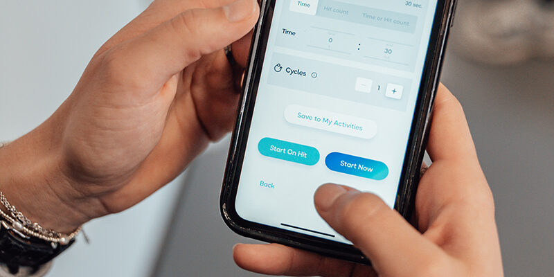 Persoon heeft last van Polsklachten door smartphonegebruik