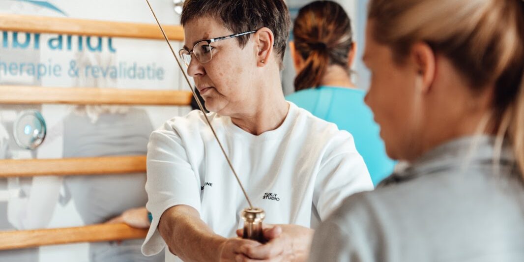 Vrouw werkt aan haar stress en rugklachten door middel van oefeningen