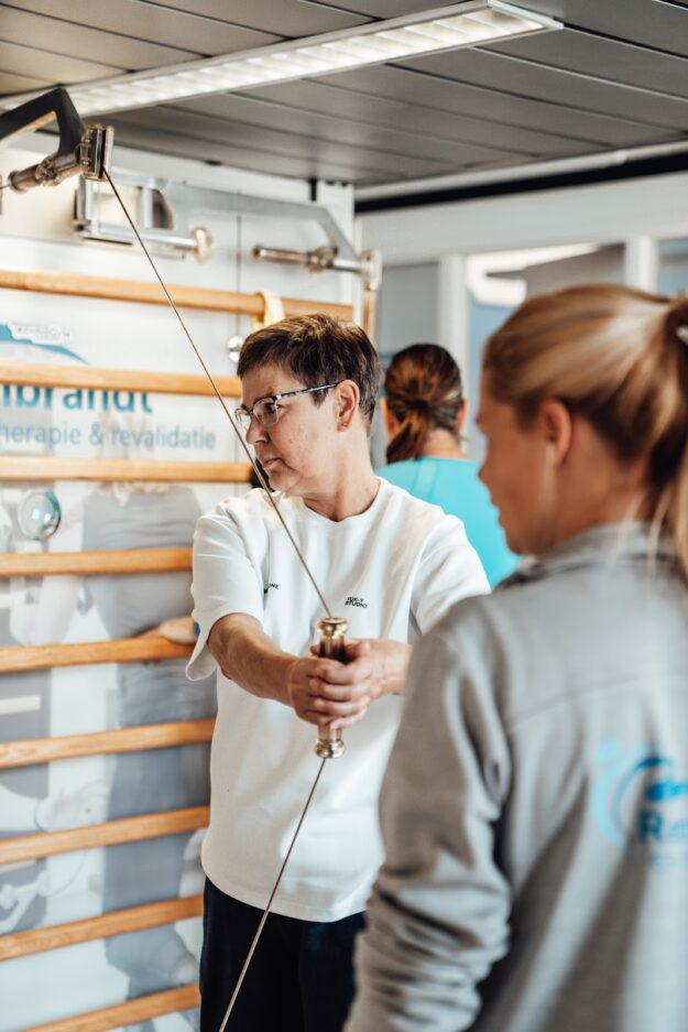 Vrouw werkt aan haar stress en rugklachten door middel van oefeningen