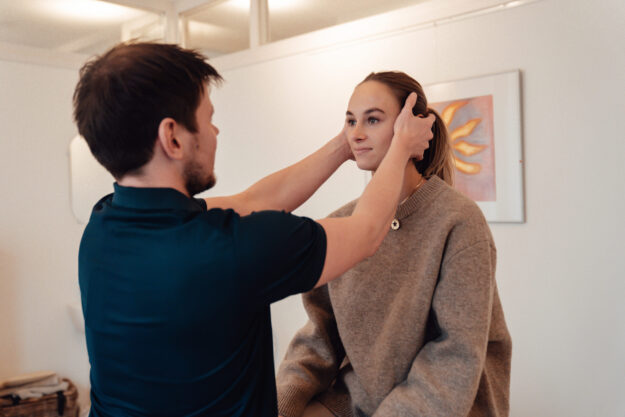 Duizeligheidsklachten behandeling Fysiotherapeut behandelt Patient voor duizeligheidsklachten