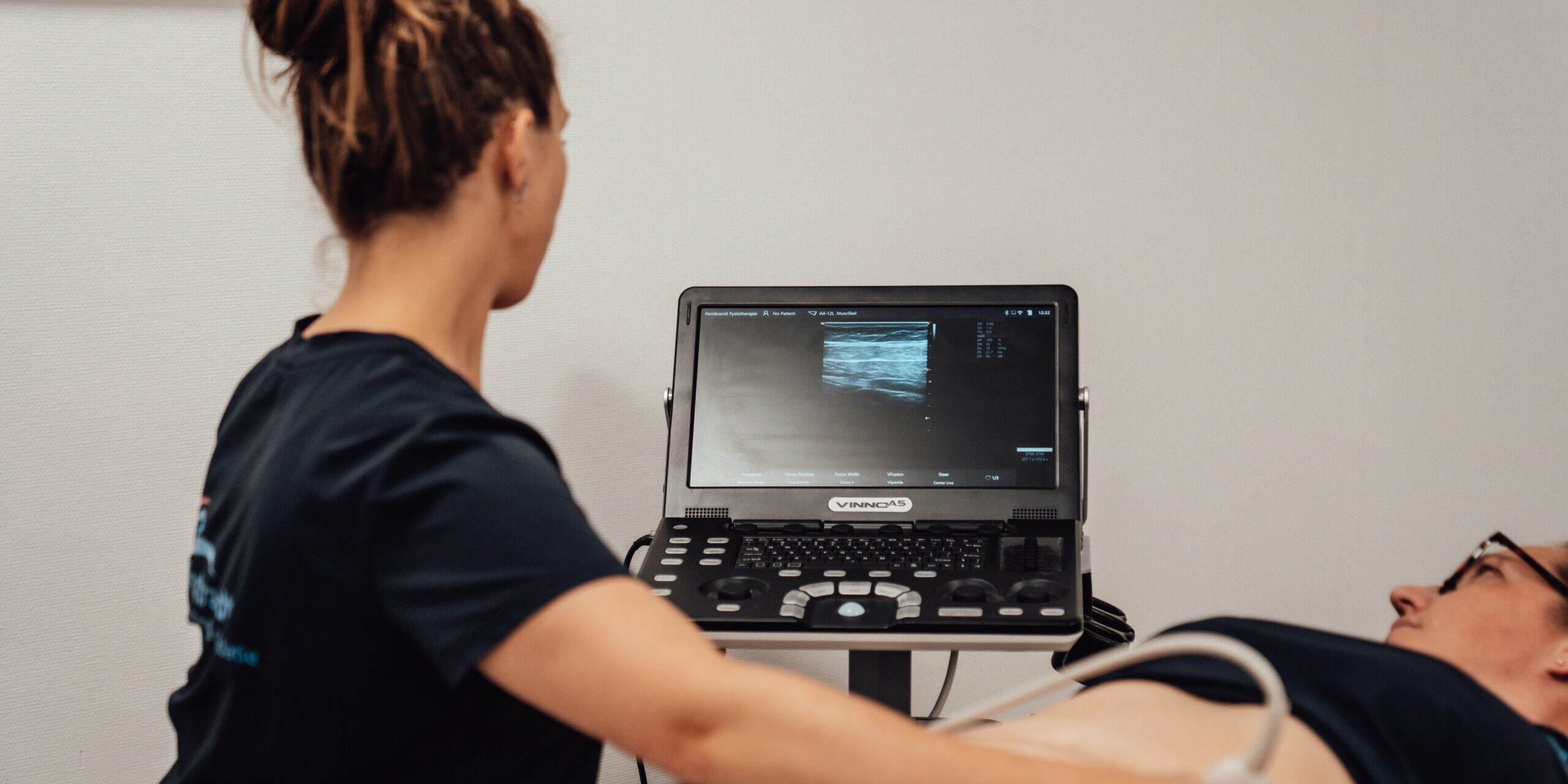 Bekkenfysiotherapie Een fysiotherapeut maakt een echo